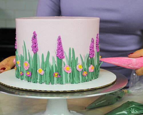 Cake decorating shop border techniques